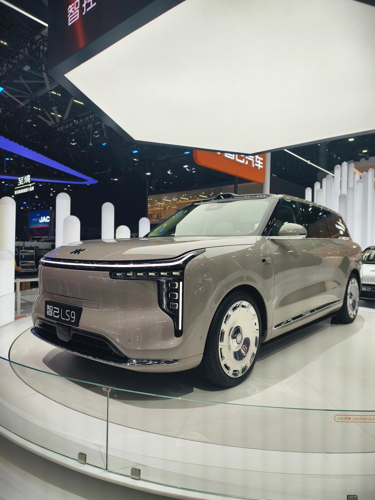 在广州车展上，我见识了全新的智己LS9，它的产品力十分强劲。其起售价32万