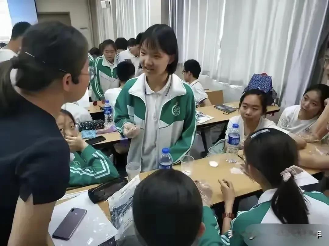 学校提前开学补课，最受委屈的是老师，而非学生。学校提前开学补课，虽然学生也牺牲