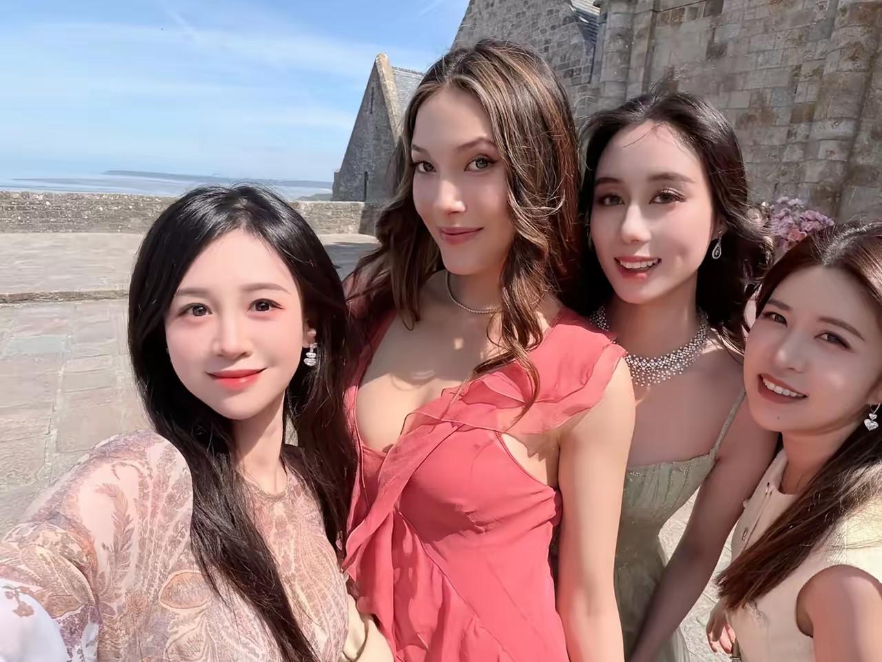奚梦瑶，何猷君这两口子当时婚礼现场的照片，看看人家请的亲友团感觉个个都是名媛或