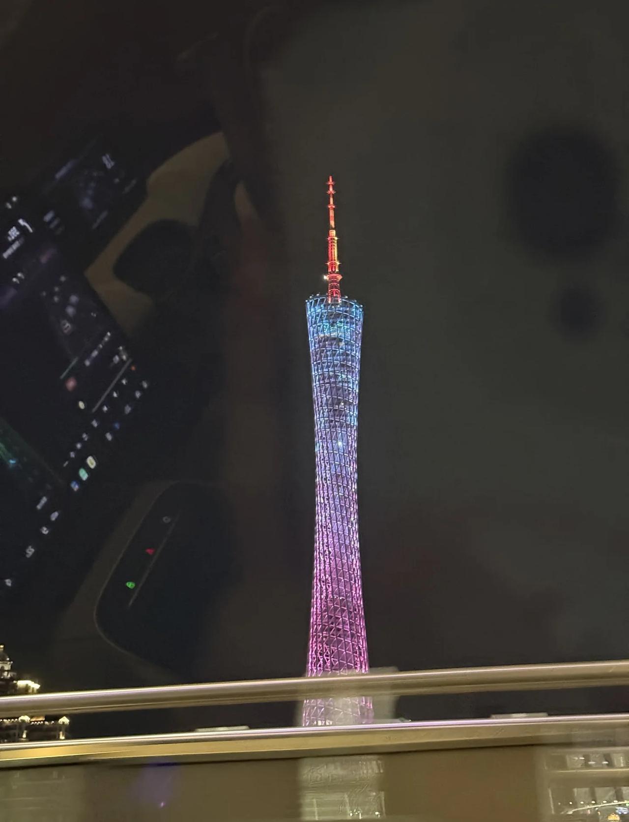 广州塔了发生什么塔尖有颜色了！好神奇之前没有的哎！！地标建筑城市的风景热