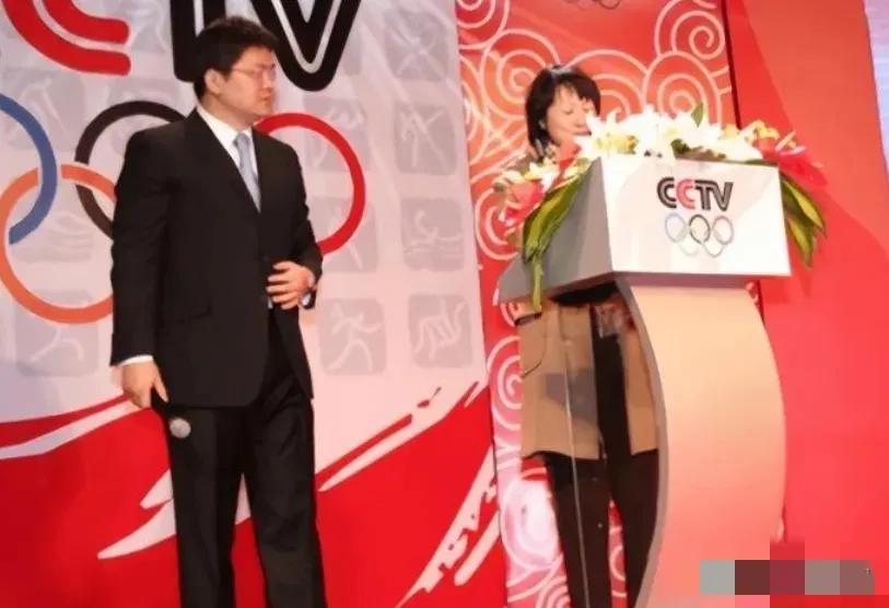 央视主持人一哥张斌，正在直播奥运新闻发布会时，他的妻子突然冲上台，拿起话筒就喊：