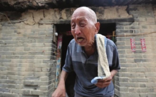 2014年，河南一位92岁拾荒老人因1.8万元的救命钱被偷，亲自到派出所