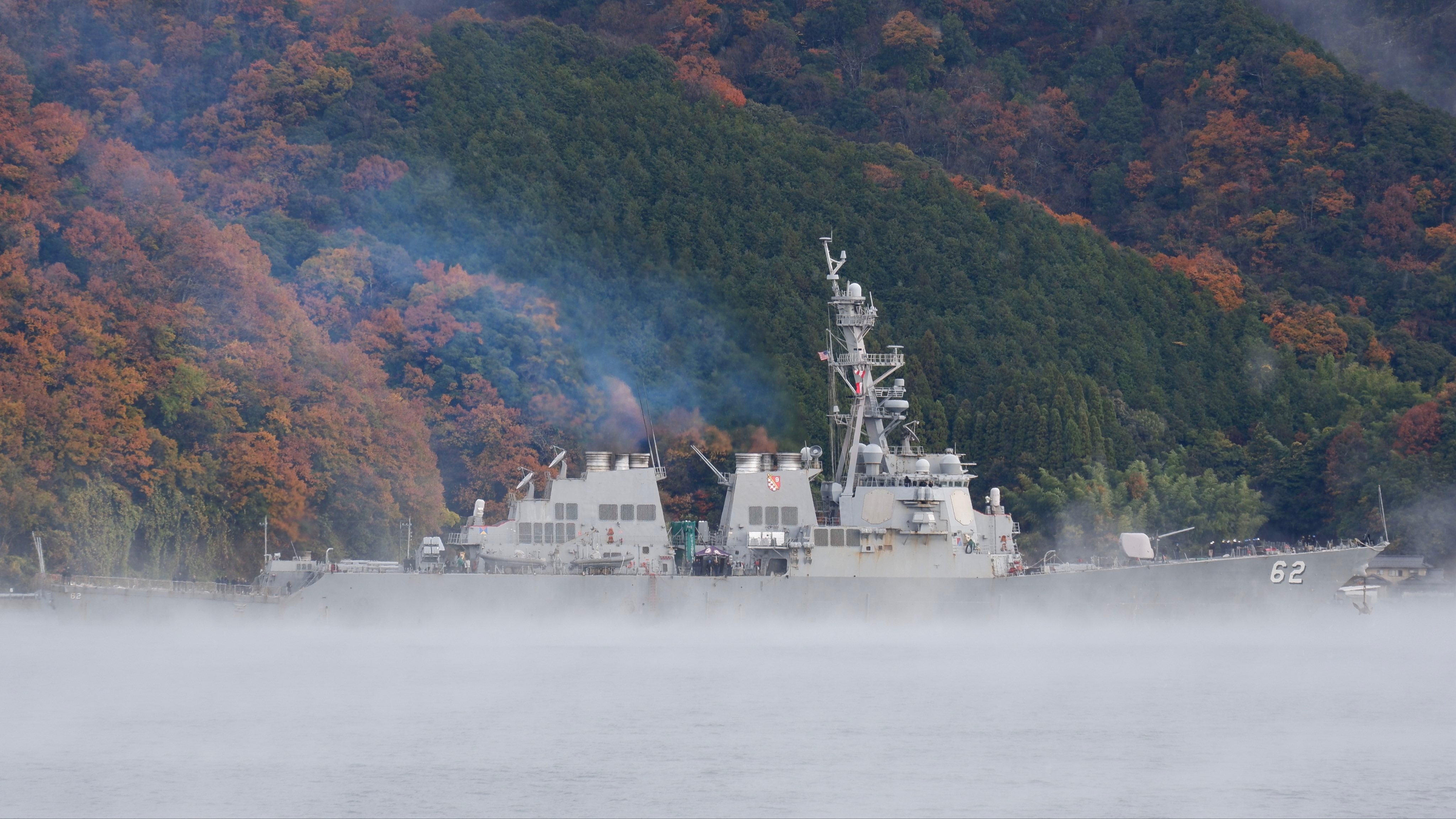 飞扬军事12月4日，美国海军菲茨杰拉德号导弹驱逐舰在雾中驶入日本舞鹤港菲茨杰拉