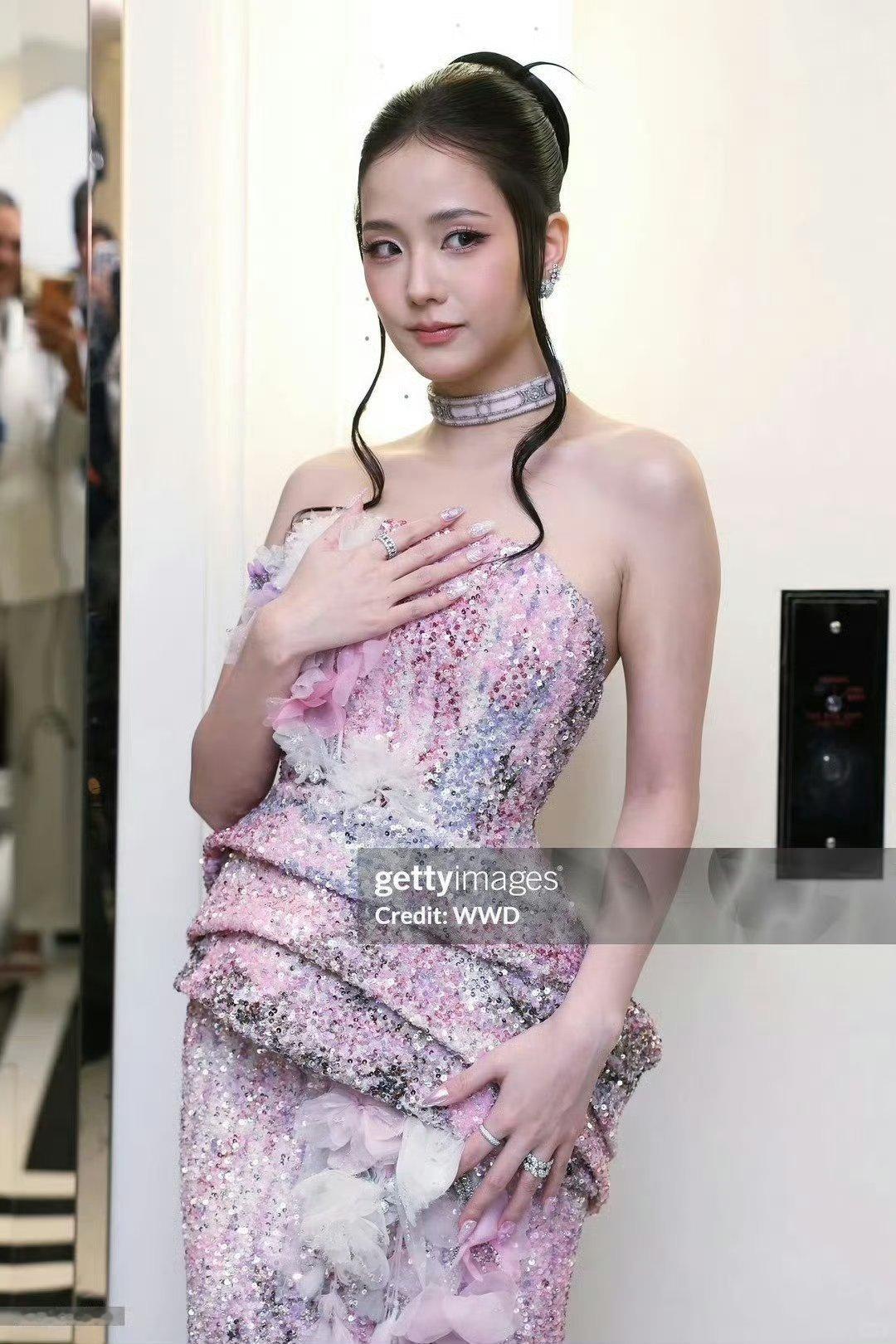 金智秀女神出席metgala活动美的很轻松没有用力过猛的堆砌也不见刻意为之