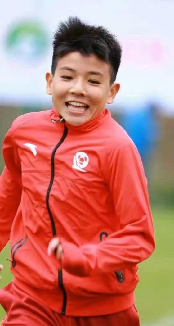 恒大足校出品的徐彬，踏上了欧洲五大联赛的赛场，并且还是英超的狼队。当然了，徐彬这