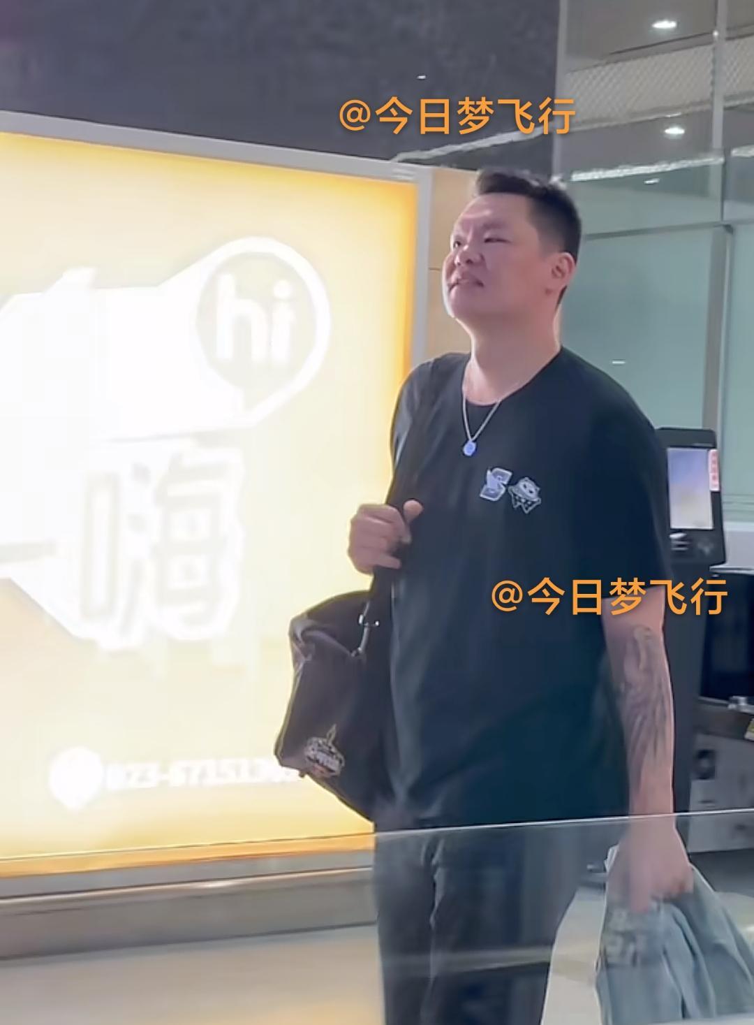 下班后的快乐，朱芳雨今晚的吃播主题会是重庆火锅和涪陵榨菜美食！广东队今天下午四