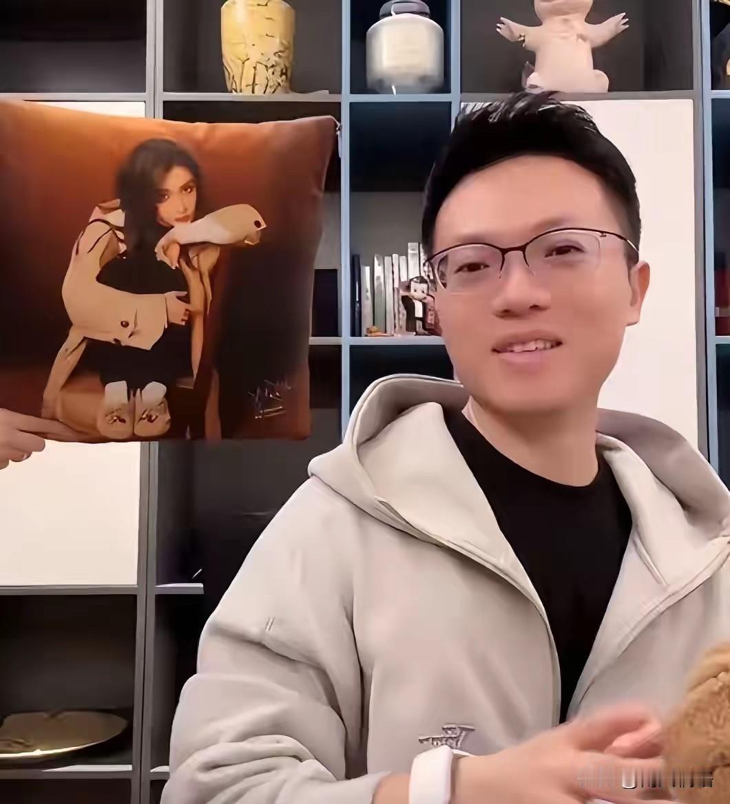 疯马秀事件过去2年后，Baby顶着素颜出现在了红蜻蜓老板直播间！11月8号，