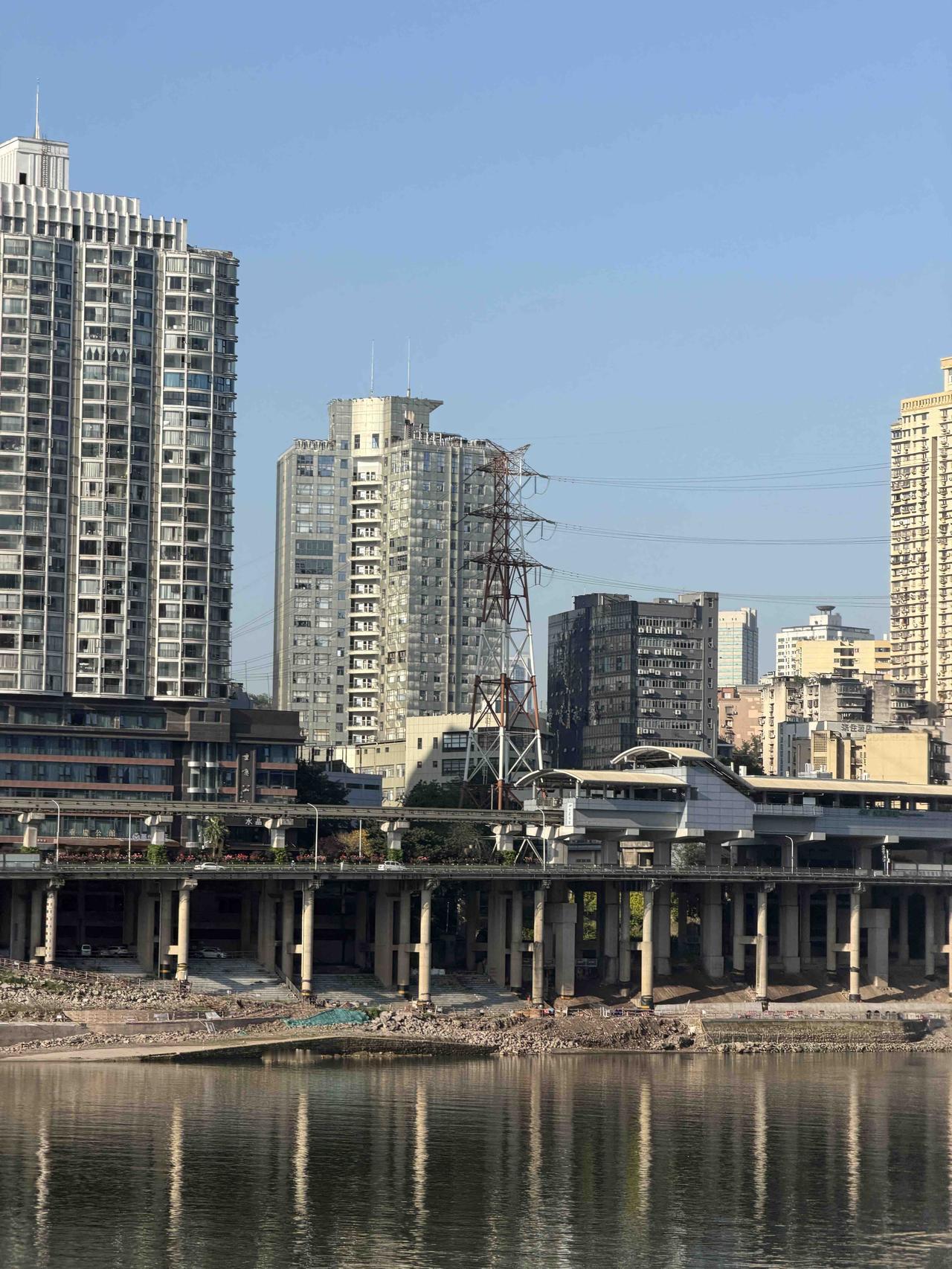 重庆核心主城区的跨江高压线该落地了今天周末，阳光明媚，空气通透，视线格外清澈