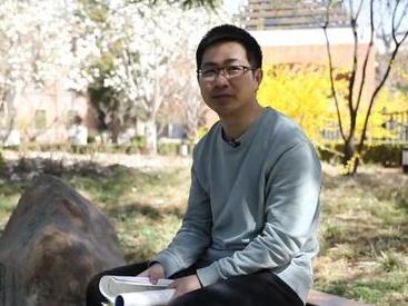 2008年，19岁的李龙695分进清华，因家里穷，放弃了学医。毕业后干教培，钱赚