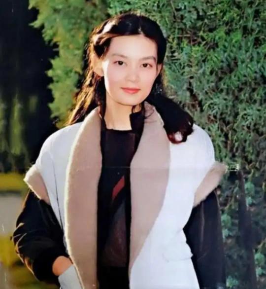 潘虹和王菲属同种性格人，气质太像。影界和歌界的魅力一姐。两人都生就一双美丽会说话