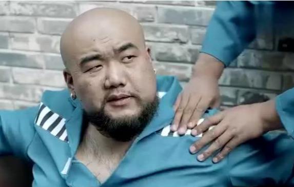 2009年山西一退役武警被刑拘，进入监室的第一天就碰到狱霸，连扇退役武警5个耳光