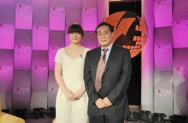 宗馥莉叔叔最新回应：所谓的大家族其实没啥关系，和宗馥莉平时没有来往，自己就是给娃