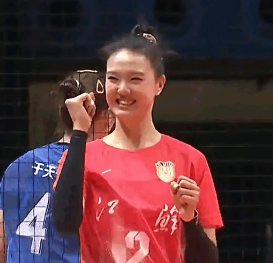 蔡斌今晚布下的局，从不在球网之上。他真正要锁死的，是江苏那群姑娘的呼吸节奏