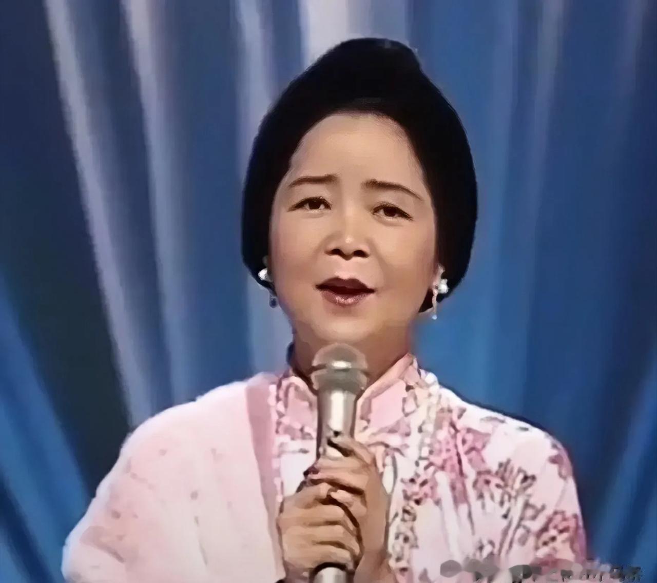 1994年时，邓丽君最后一场演唱会，41岁的她病入药膏，老得像个60多岁的老人。