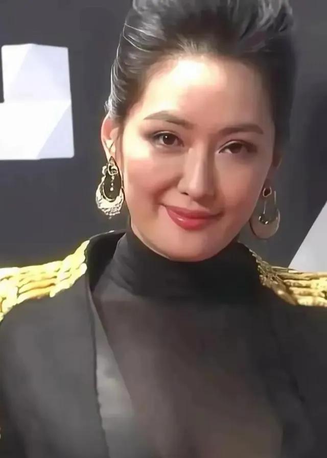 孟广美，今年58岁，一个经历过波折的女人，如今风采依旧。2004年，她被相识多年