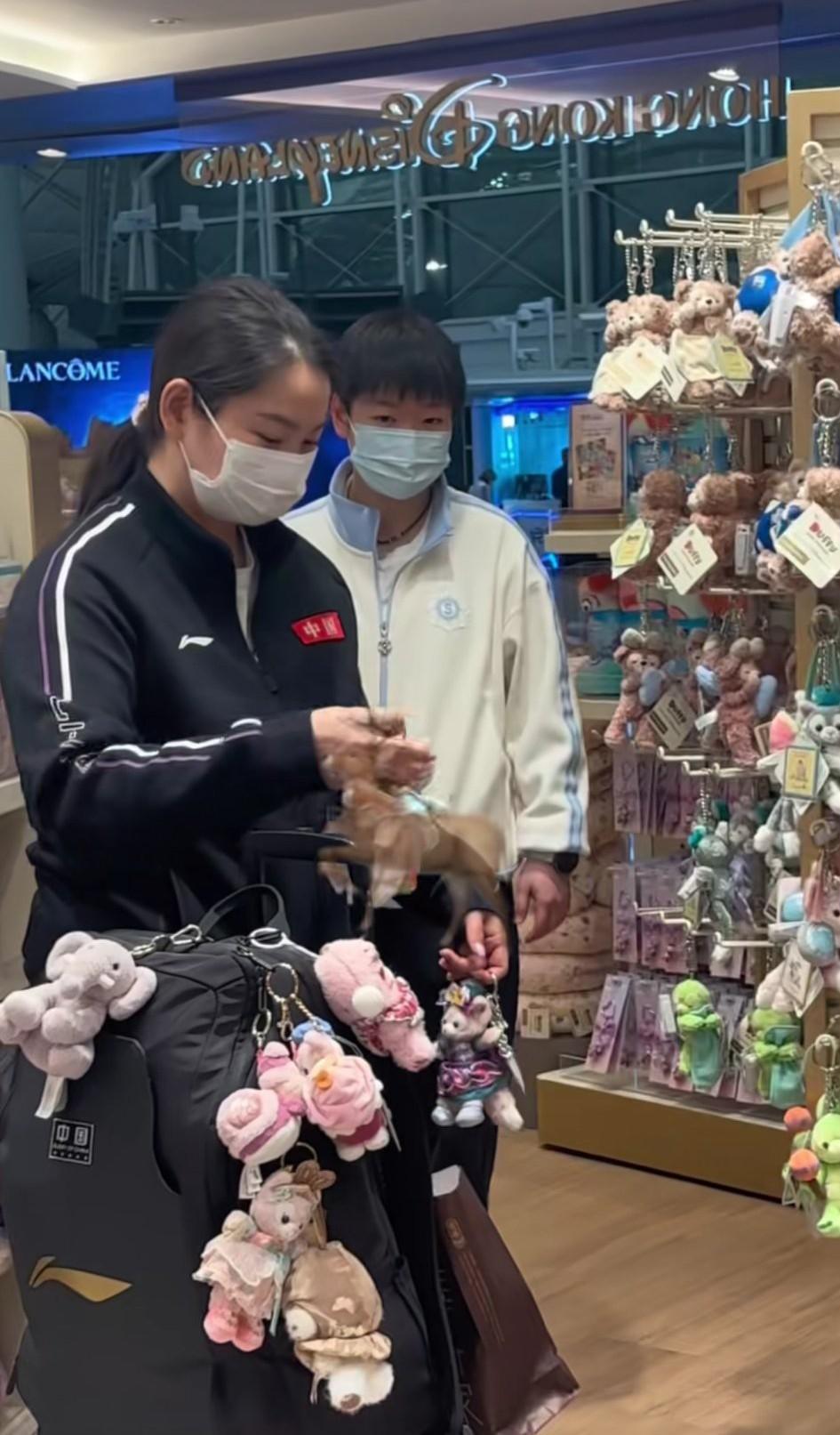 好不容易来一趟，估计得带点东西回去送人吧，佳佳包上的公仔都赶上全红婵了，莎莎
