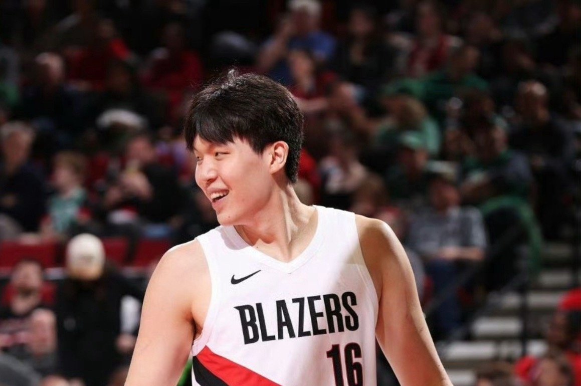 开拓者主帅公开点评杨瀚森新秀赛季，坦诚直言年轻球员成长现状开拓者主帅谈杨瀚森首个