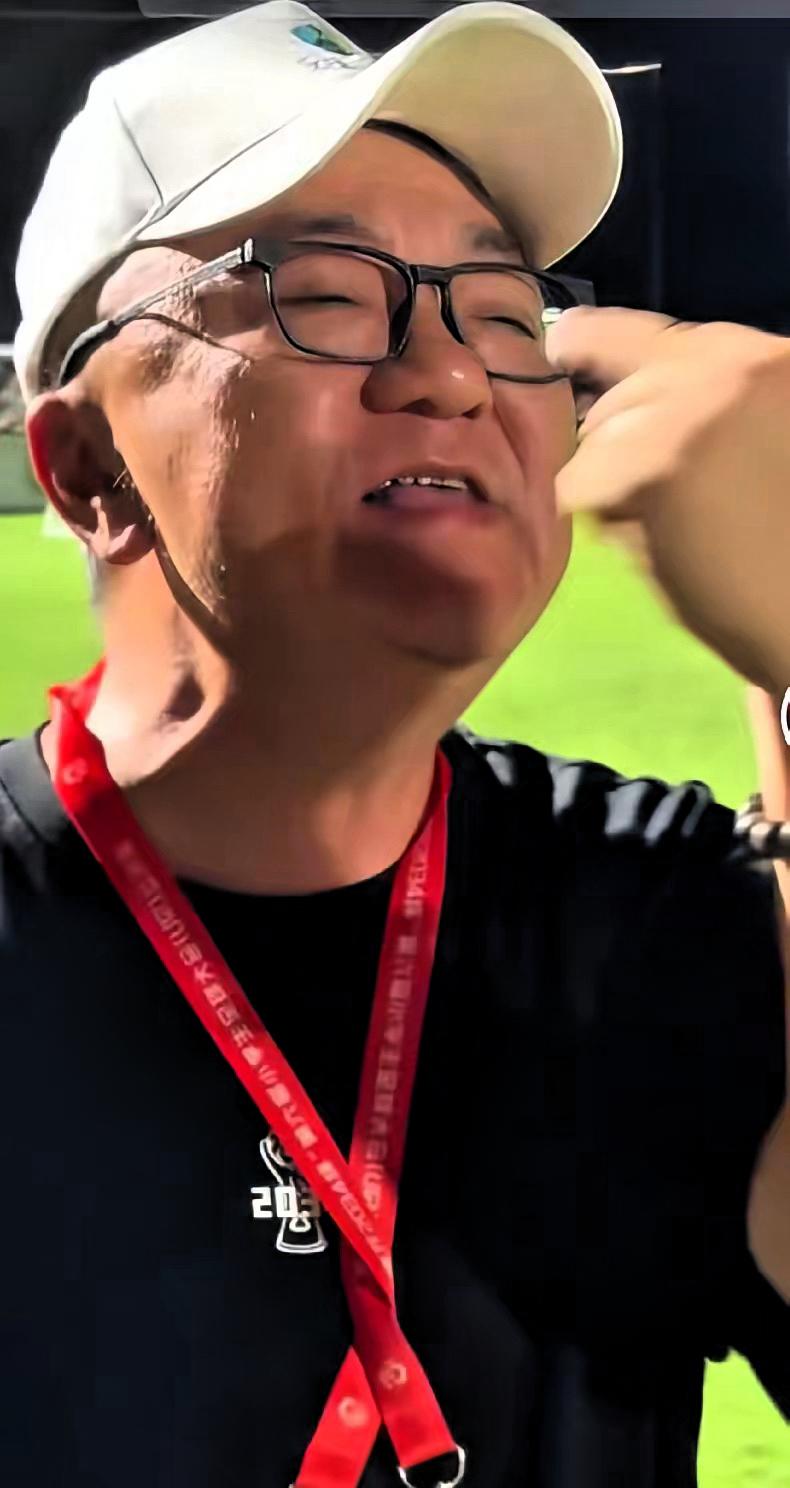 “45度炸”轰开石门五小的球门，董路近乎疯狂，指着自己的鼻子，问现场的观众：“我