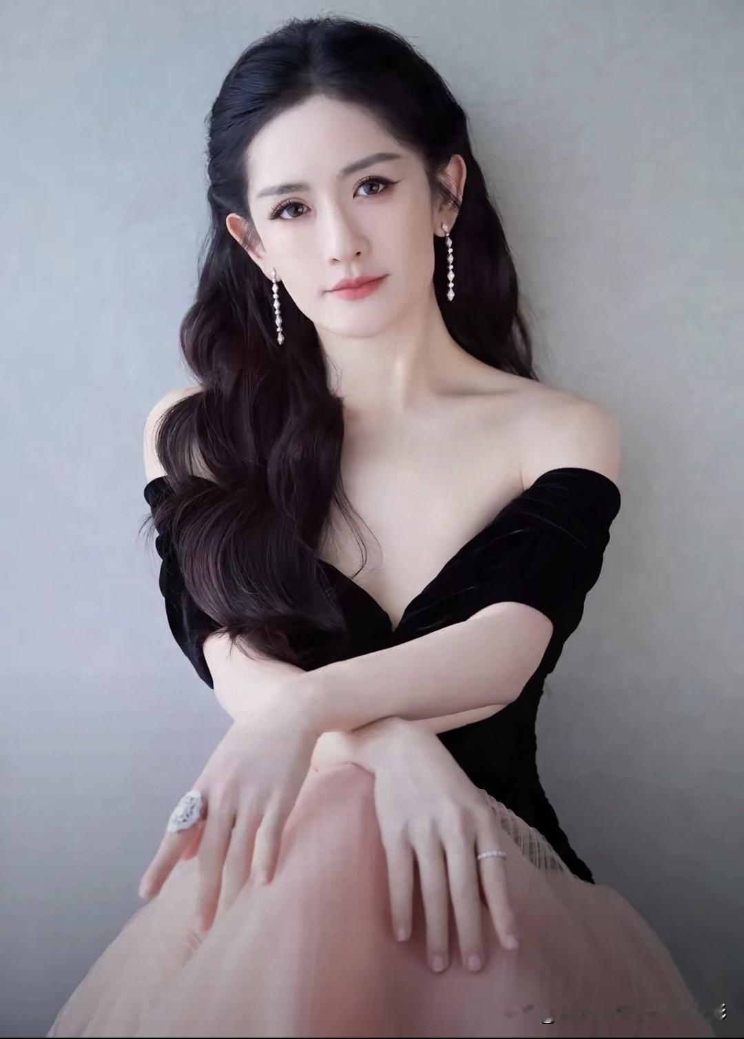 褪去聚光灯光环，谢娜才明白，什么才是生活真正的幸福谢娜家有三个闺女，最让人头疼的就属三岁的小咘芽。这