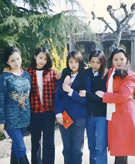 这一群美女的合影里，陈晓旭不是颜值最好看的那一个，但她是5个人里气质最好的一位，