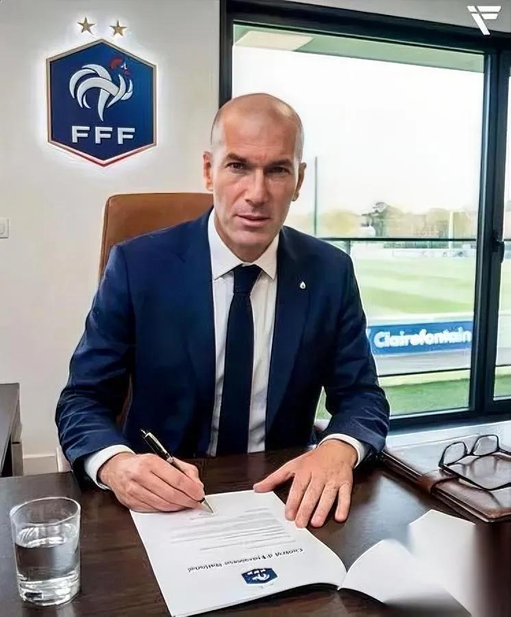 齐达内憋了五年，图啥？沙特曼联砸钱都不要，就等法国队这坑。法国足协终于松