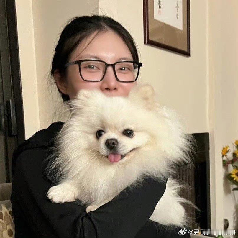 尹子维妈妈拍的徐冬冬尹子维晒妈妈拍的徐冬冬尹子维晒妈妈拍的徐冬冬，抱着毛茸茸的小