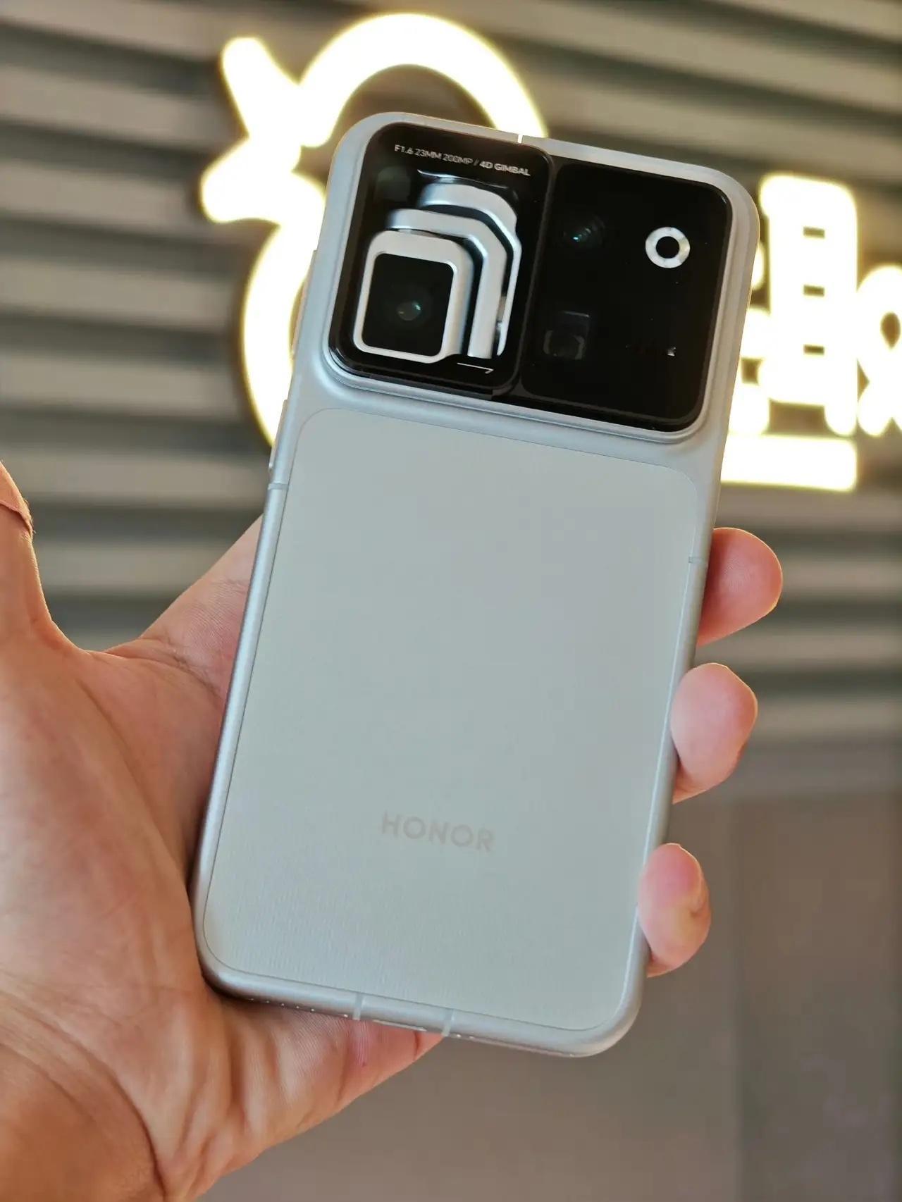 或许很多小伙伴们疑惑为啥韩寒会出席昨晚荣耀RobotPhone发布会现场呢？话