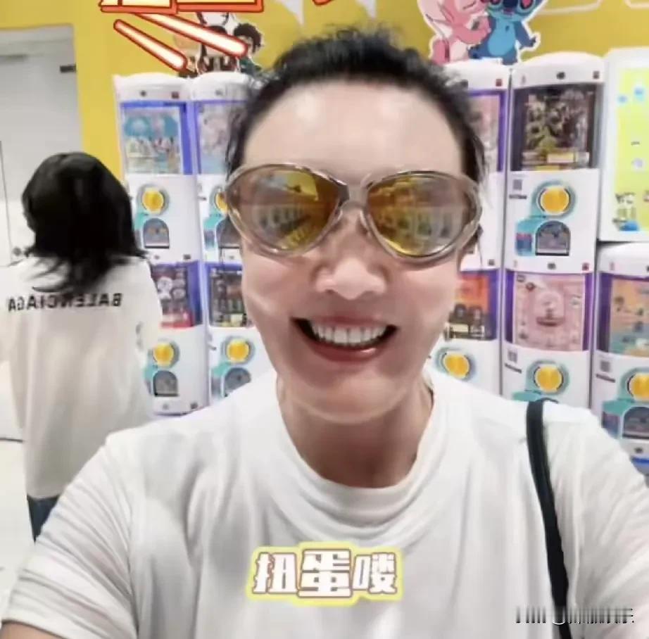 张兰真是宠玥玥呀，自从玥玥回来后她就一直陪着她，陪她逛街吃饭这又开始陪玩了，她听