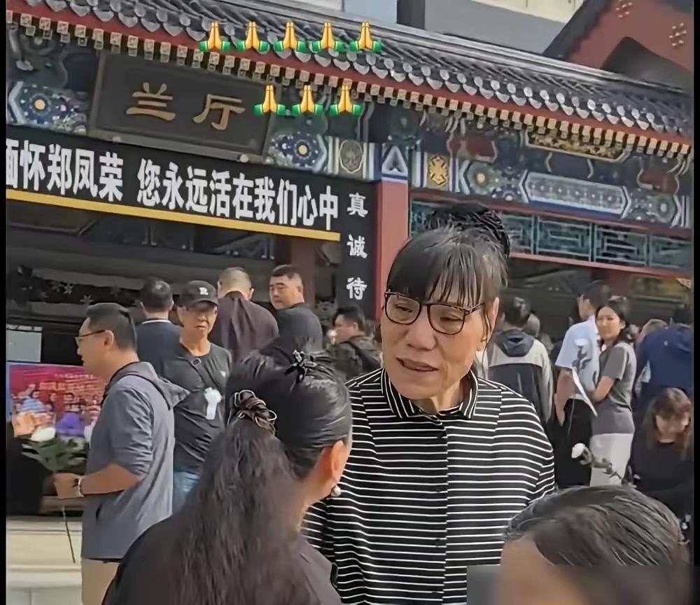这次看到郑海霞是在著名跳高名宿郑凤荣的葬礼上。郑海霞大家都熟悉她，我国著名篮