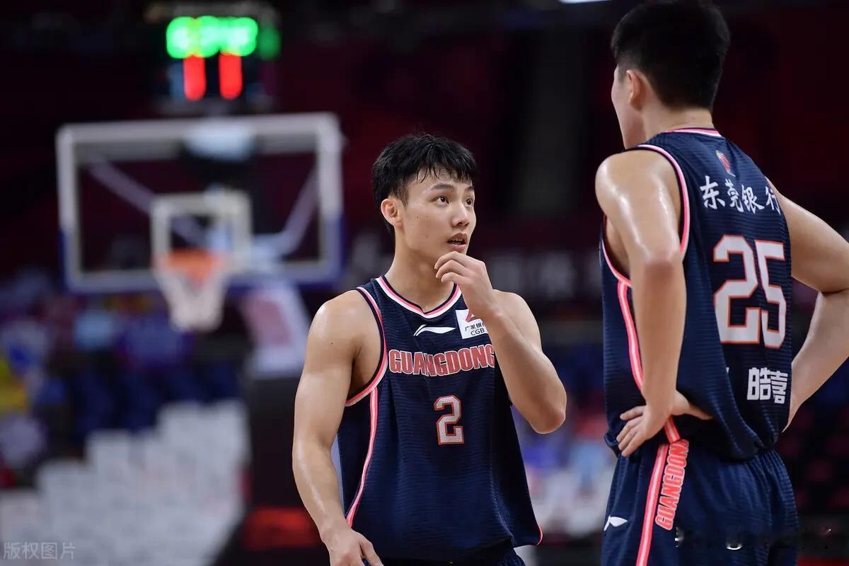 这就是徐中锋的真正实力吗？一场比赛拿下34分的同时，竟然还狂摘25个篮板？昨