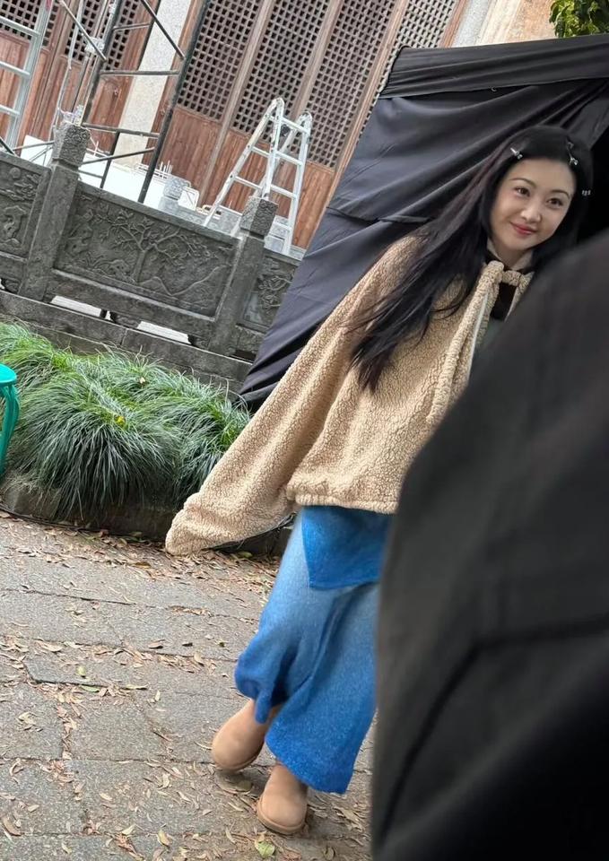 37岁景甜安徽小镇拍戏路透，穿搭朴素却难掩娇俏，状态像女大学生37岁景甜在