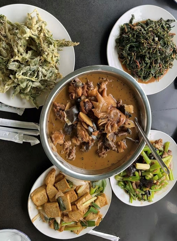 什么是低端家庭？你去他们家吃一顿饭就知道了。 每天做饭的永远是同一个人，通常
