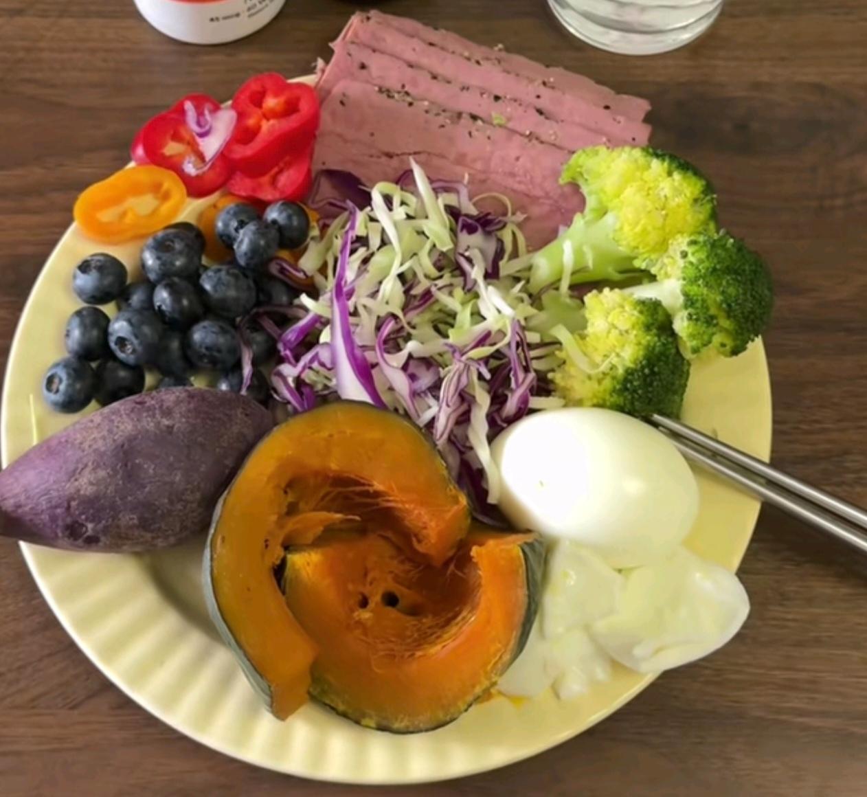 小姨特别注重养生，你看她的早餐色香味俱全。贝果三明治、紫薯、贝贝南瓜、鸡胸肉