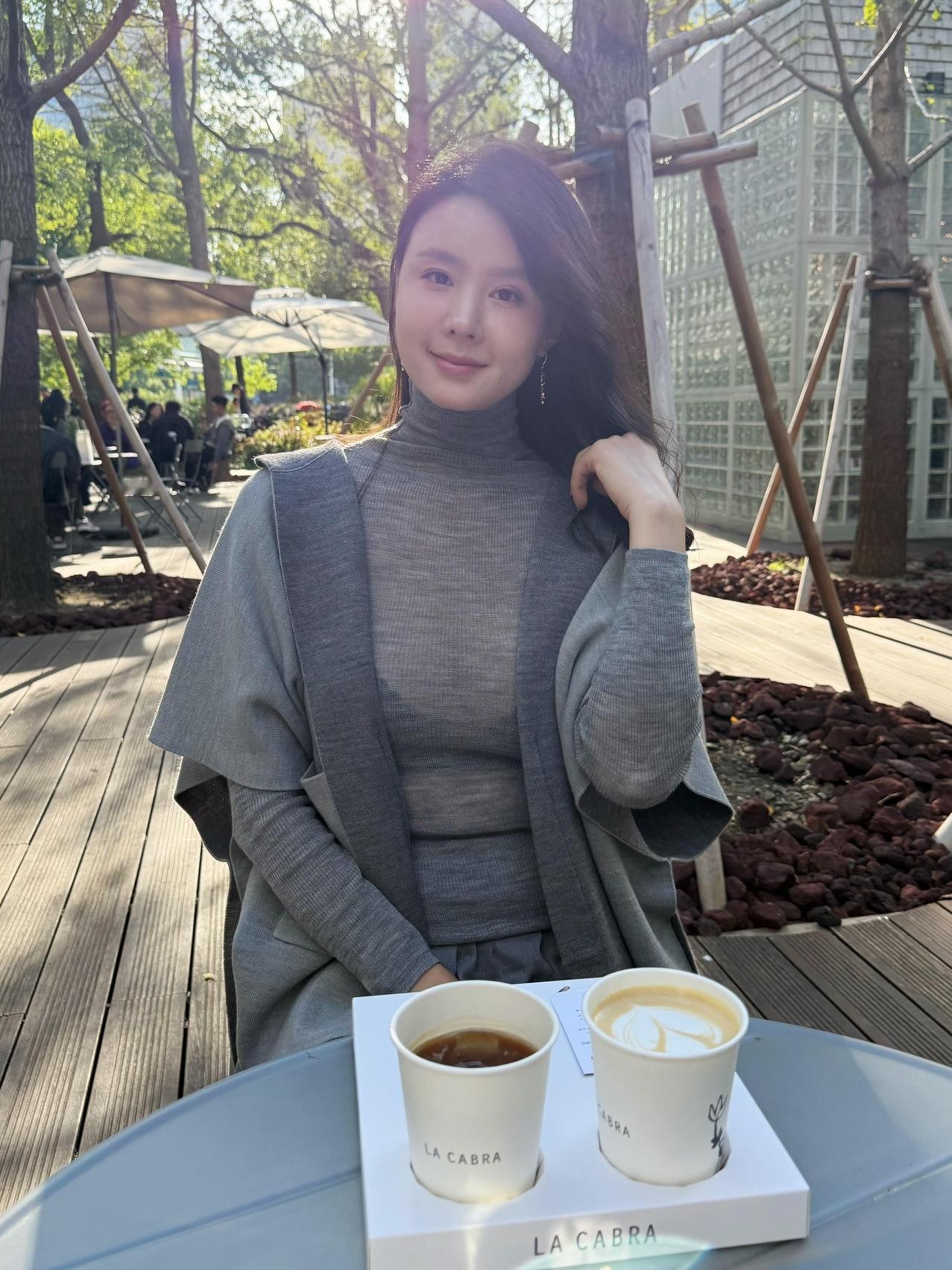 继续没发完的照骗，还是放三张好看，太爱这身打扮了，格雷系穿搭真的长在我的审