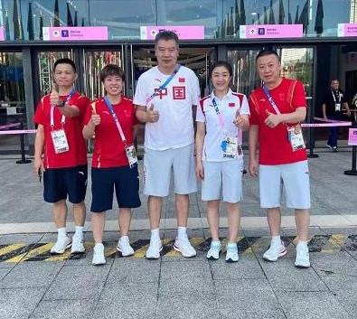 乒坛5位教练员与球员合影：李隼虽两鬓染霜，但依旧高大修伟，雄浑硬朗；马琳目光沉和