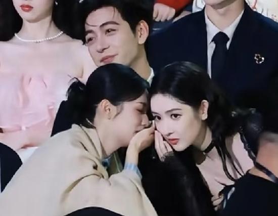 陈星旭估计怎么也没想到，有一天他的胸口会变成村口，王玉雯和周也就像站在村