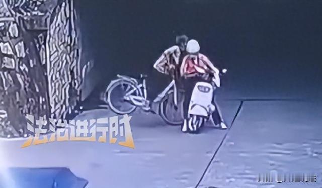 广东，一位老太太，骑着自行车，经过一个拐弯的路口时，只顾自己往前冲，一下子撞到了