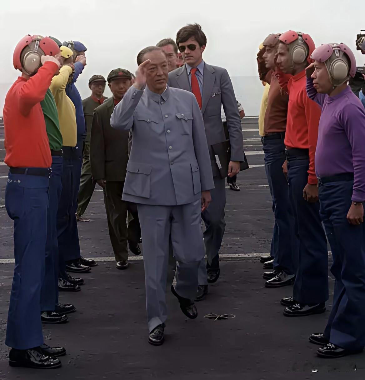 他是共和国唯一没有军衔的国防部长，这是他在美国参观访问期间，虽然身穿中山装，依旧