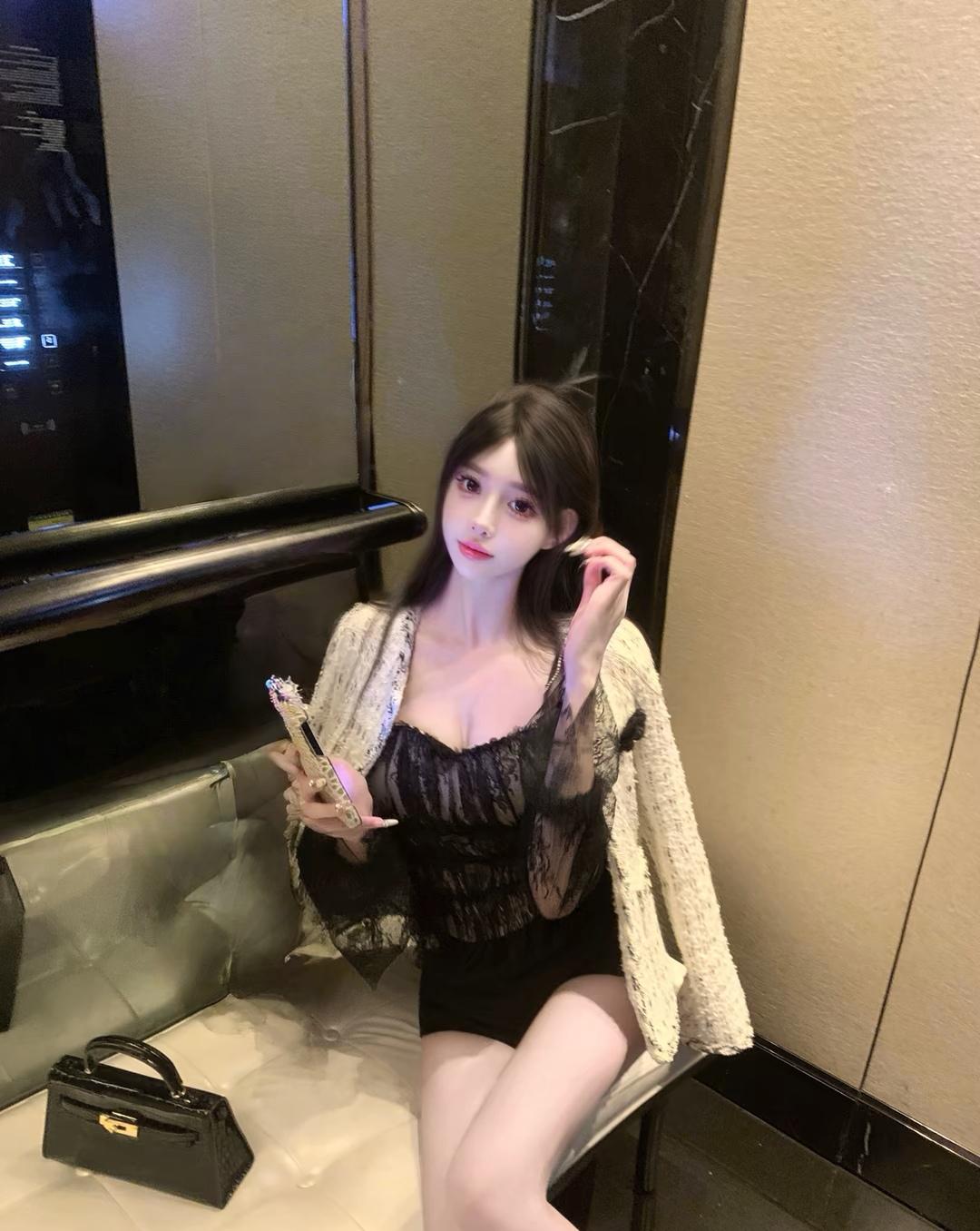 镜中人影，似梦如幻。