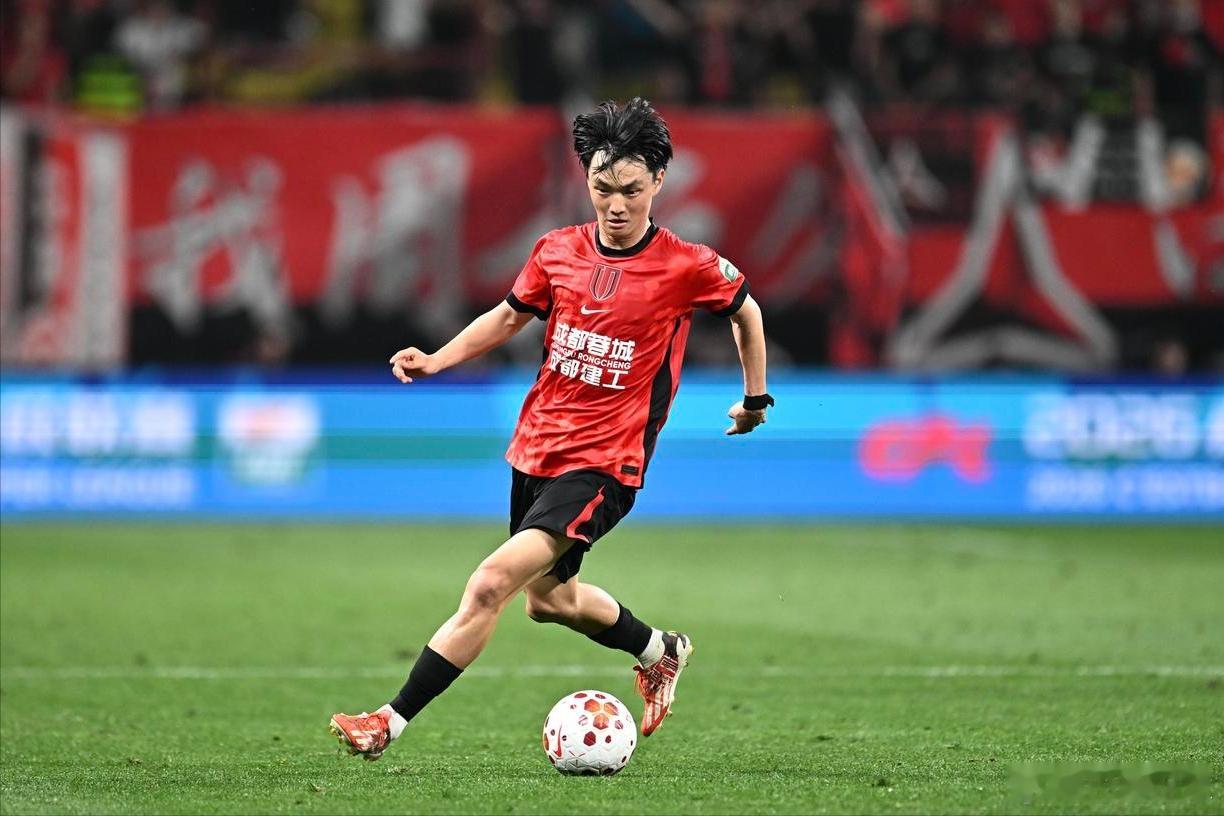 不知道大家有没有这种感觉，杨明洋在成都蓉城起到的作用比上赛季更突出了，特别是在进