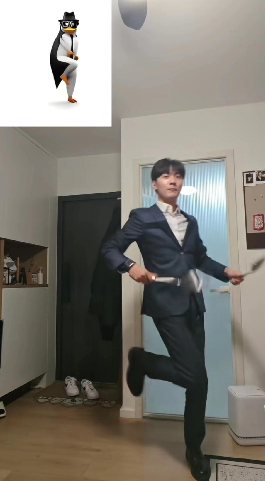 胡鹏鹏老师，你还在这里练跳舞呢，小贝她们要找你学习数学呢！小贝她们刚刚在直播间