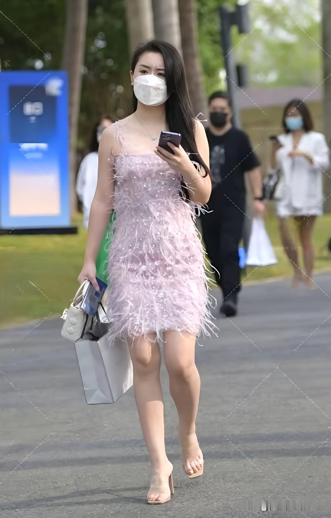 夏日穿搭指南：粉色羽毛连衣裙，轻松自在，享受美好时光