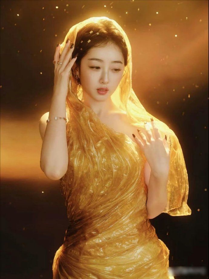 王珞丹手里拿的居然是蒋梦婕的礼服，拿在手里像豆皮，穿上像神女太美了