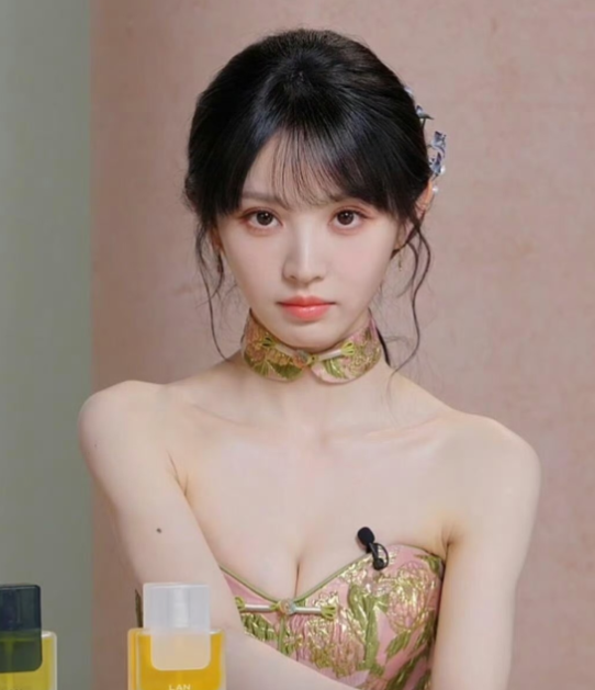 这种突发状况不光让田曦薇本人陷入尴尬连观众和合作的品牌方都措手不及，好好一场商