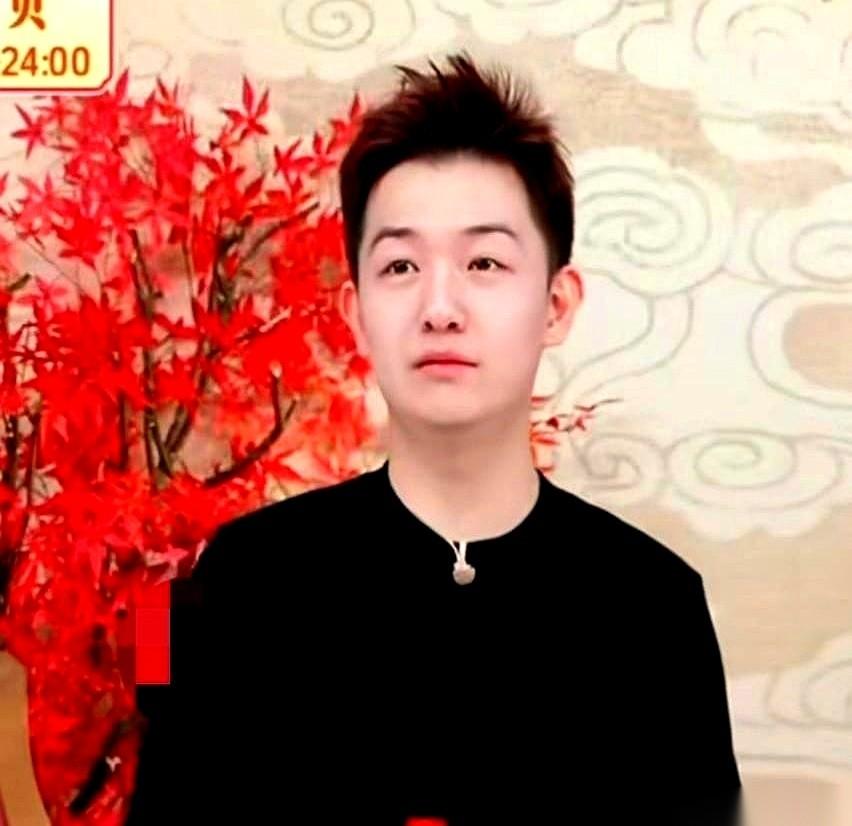 “在你家买的陈皮馊了，凭啥不给退？”董宇辉的直播间，突然就飘上来这么一句。我