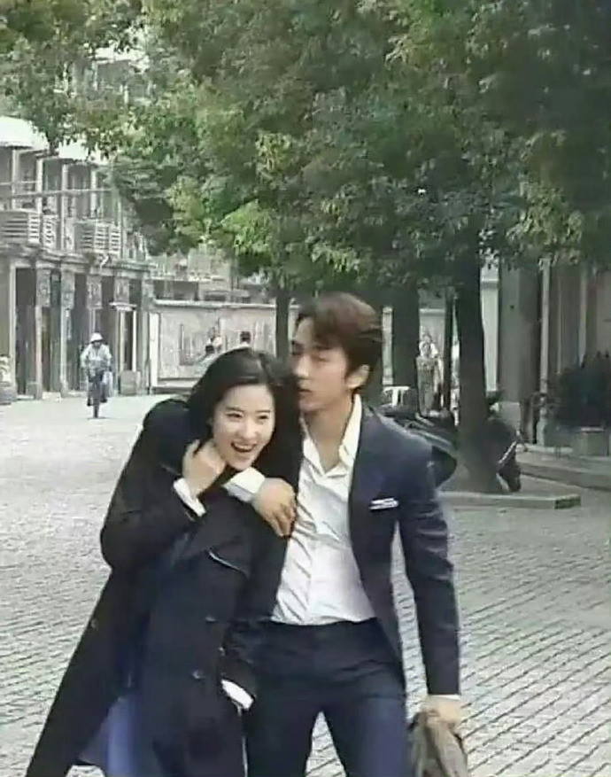 怪不得这个人是刘亦菲唯一公开的前男友，当初还差一点就嫁给他了，不得不承认确实很帅