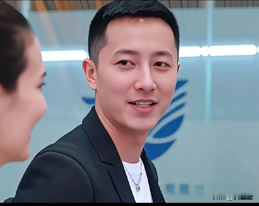 被嘲丑小鸭因外貌深陷自卑的卢靖姗，被韩庚一句话狠狠治愈！混血长相的她从小