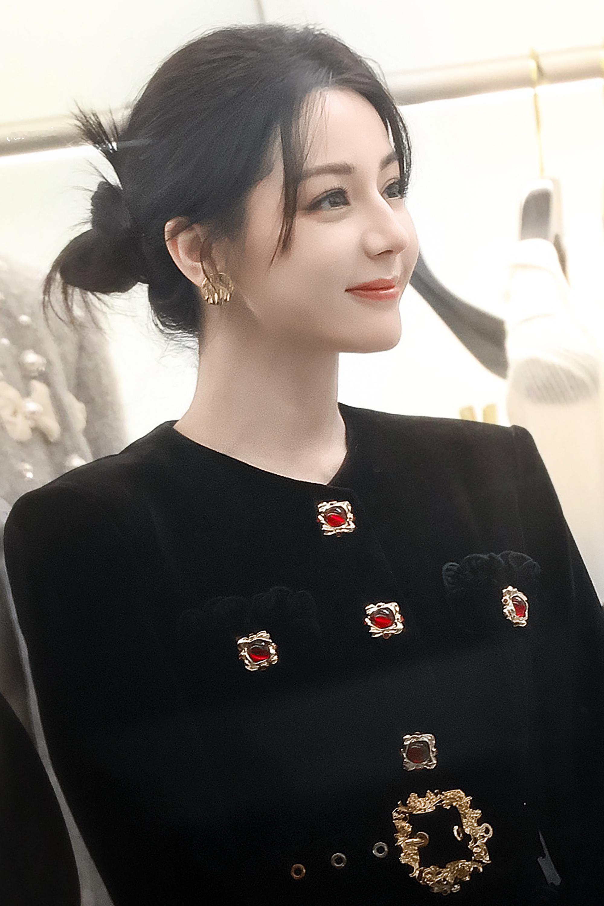 内娱都市剧天花板来了美是一种力量，此刻有了画面。迪丽热巴的颜值与自信赋