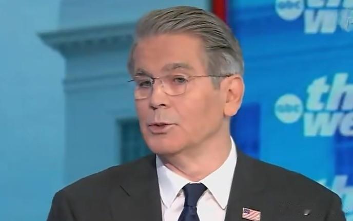 主持人:“关税本应带回制造业就业岗位，但据美联储统计，自四月以来每个月制造业就业