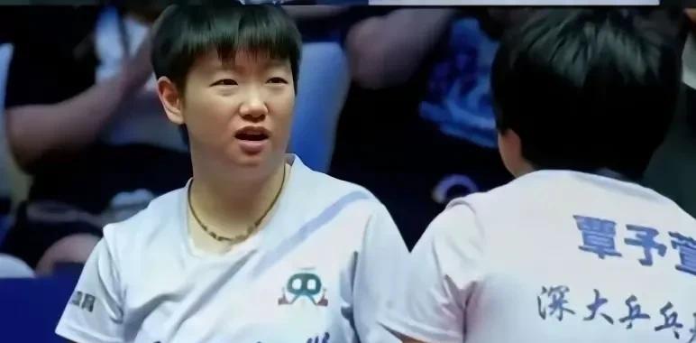 孙颖莎都气的嘟嘟嘴了，别再做教练了！愁死了吧！今年乒超联赛，莎莎兼职做了教练